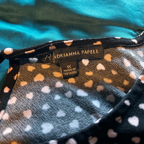 Cute 3/4 sleeve shirt. That isn’t polka dots… it is 💕 hearts - Picture 4 of 5